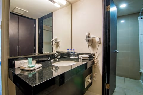 Executive Room, 1 King Bed | Bathroom | Eco-friendly toiletries, hair dryer, towels