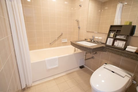 Combined shower/tub, deep soaking tub, free toiletries, hair dryer