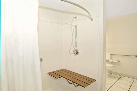 Combined shower/tub, hair dryer, towels