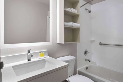 Combined shower/tub, hair dryer, towels