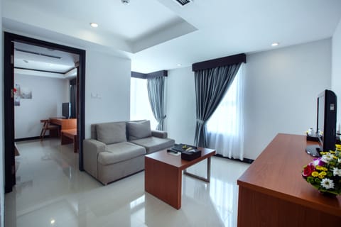 Suite Room with City View | Living room