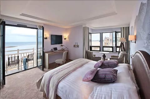 Premium Double or Twin Room, Sea View | Premium bedding, minibar, in-room safe, desk