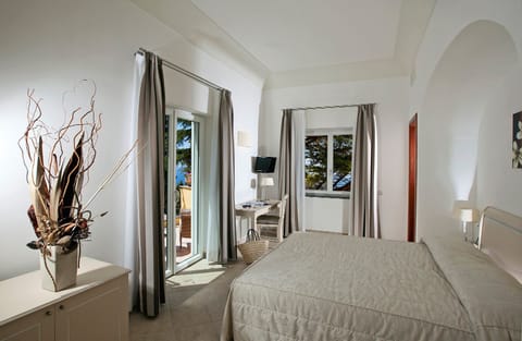 Superior Double Room, Balcony, Sea View | Premium bedding, minibar, in-room safe, desk