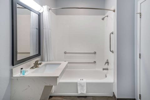 Room, 1 King Bed, Accessible, Non Smoking (Mobility) | Accessible bathroom