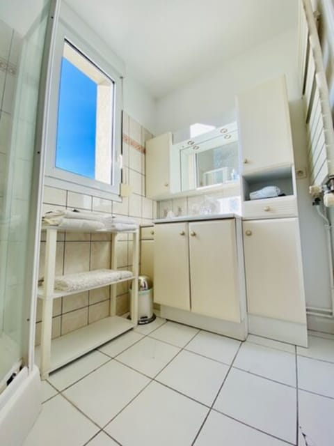 Superior Double Room, Garden View | Bathroom | Free toiletries, hair dryer, towels, soap