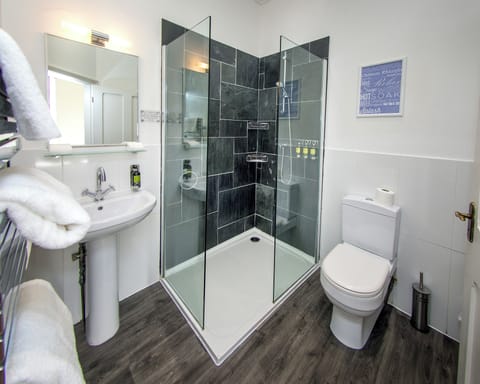 Chateau Double Room Sea View | Bathroom | Shower, free toiletries, hair dryer, towels