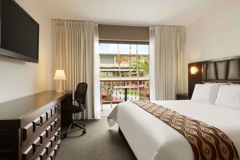 Room, 1 King Bed, Non Smoking, Pool View | Premium bedding, minibar, in-room safe, desk