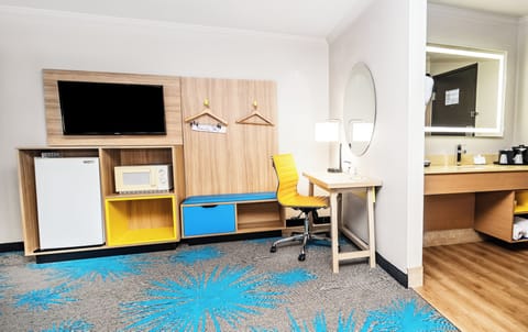 Studio Suite, 1 King Bed, Non Smoking | Down comforters, pillowtop beds, desk, laptop workspace