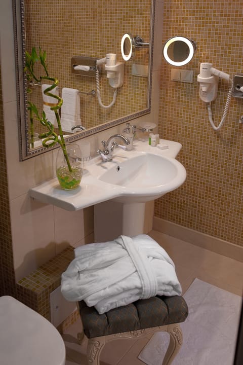 Standard Double Room | Bathroom | Shower, rainfall showerhead, free toiletries, hair dryer