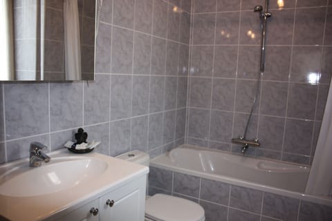 Triple Room | Bathroom | Free toiletries, hair dryer, towels