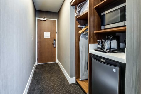 Standard Room, 1 King Bed | Pillowtop beds, in-room safe, desk, laptop workspace