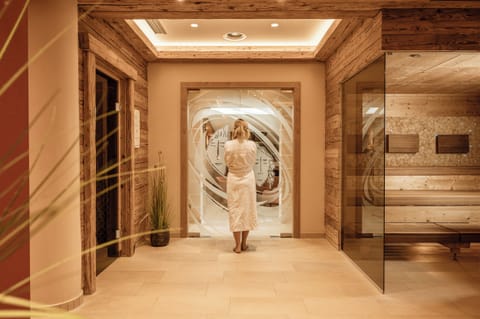 Sauna, steam room, sports massages, massages