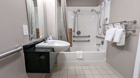 Combined shower/tub, towels