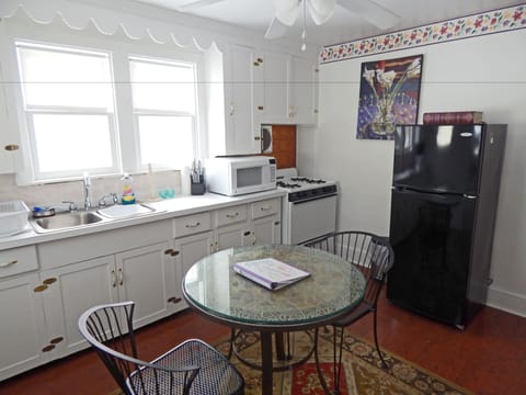 Cottage | Shared kitchen | Mini-fridge, microwave