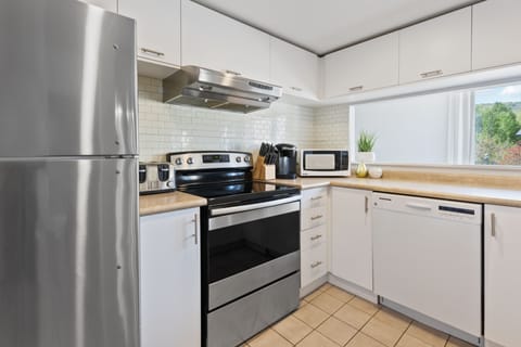 Premier Condo, 3 Bedrooms (226 Wintergreen - Pet Friendly) | Private kitchen | Full-size fridge, microwave, oven, stovetop