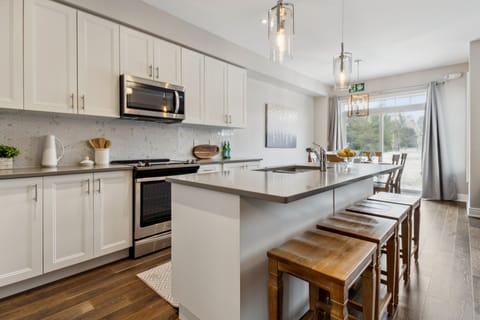 Design Townhome, 3 Bedrooms (41 Snowbridge - No Pets Allowed) | Private kitchen | Full-size fridge, microwave, oven, stovetop