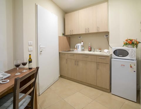 Superior Studio | Private kitchenette | Fridge, microwave, coffee/tea maker, cookware/dishes/utensils