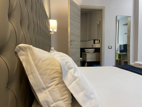 Double Room, Private Bathroom | Desk, blackout drapes, free WiFi, bed sheets