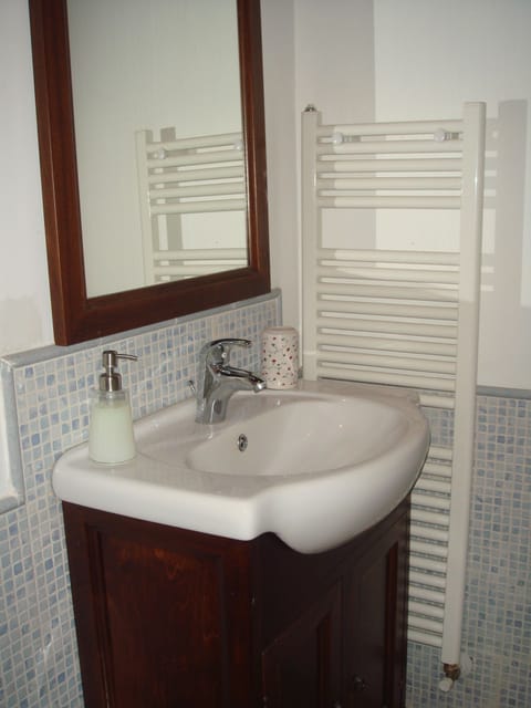 Deluxe Quadruple Room, Private Bathroom | Bathroom sink