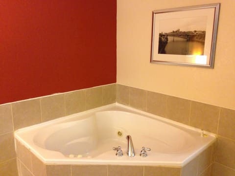 Deluxe Room, 1 King Bed, Non Smoking | Jetted tub