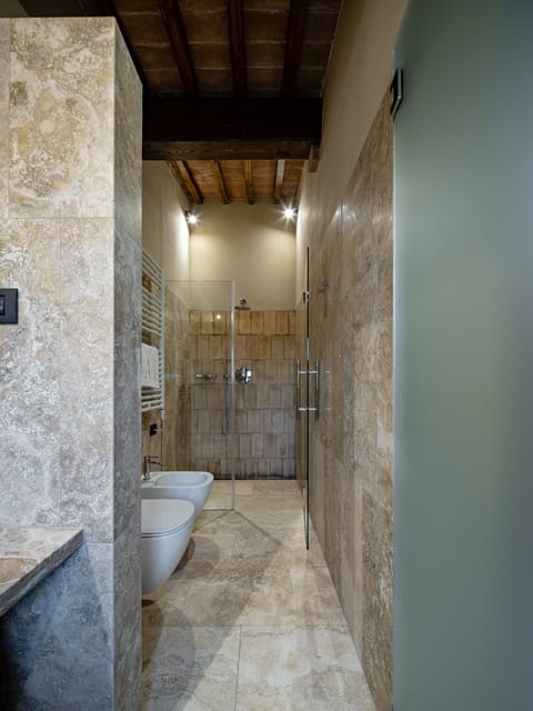 Camera Garden | Bathroom | Free toiletries, hair dryer, bidet, towels