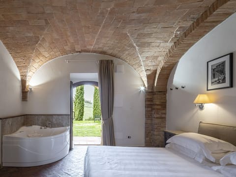 Deluxe Double Room, Jetted Tub | Premium bedding, minibar, in-room safe, individually decorated