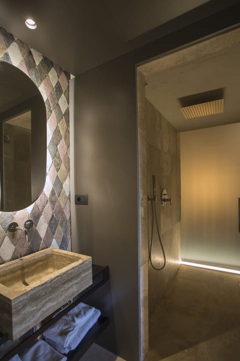 Suite | Bathroom | Free toiletries, hair dryer, bidet, towels