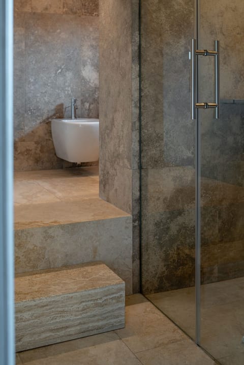 Executive Suite | Bathroom | Free toiletries, hair dryer, bidet, towels