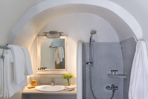 Standard Room | Bathroom | Shower, designer toiletries, hair dryer, slippers