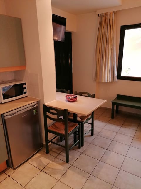 Studio, Garden View | Private kitchen | Fridge, microwave, stovetop, coffee/tea maker