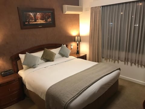 Deluxe Room, 1 King Bed | Minibar, in-room safe, desk, laptop workspace