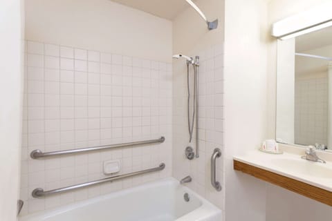 Room, 1 Queen Bed, Accessible, Non Smoking (Mobility/Hearing) | Bathroom | Combined shower/tub, hair dryer, towels