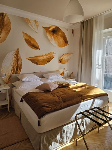 golden flat brand new with balcony and garden view incl. free parking | Premium bedding, individually decorated, individually furnished