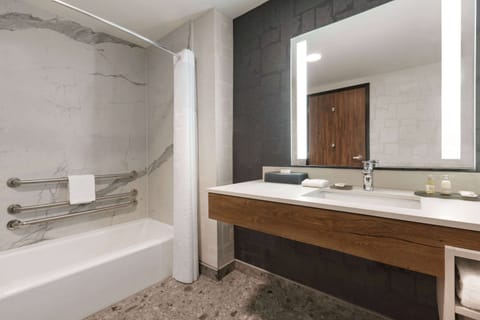 Room, 1 King Bed, Hearing Accessible, Non Smoking (Bathtub w/ Grab Bars) | Accessible bathroom