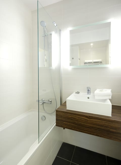 Combined shower/tub, eco-friendly toiletries, hair dryer, towels