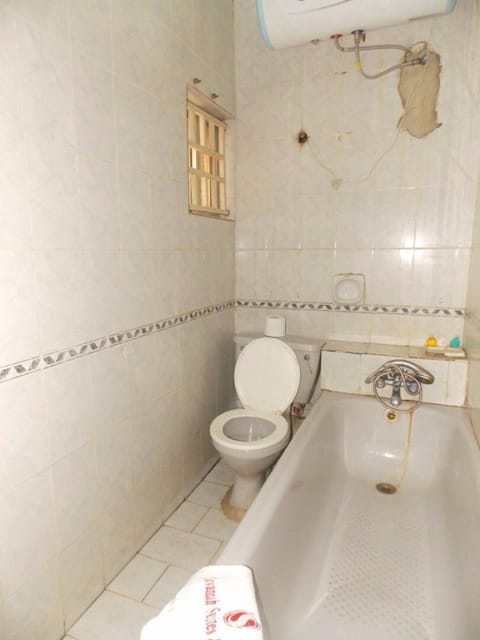 Executive Room, 1 Double Bed | Bathroom | Shower, rainfall showerhead, free toiletries, towels