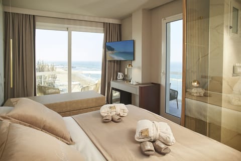 Junior Studio Suite | Premium bedding, free minibar items, in-room safe, blackout drapes