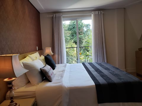 Premium Suite | Hypo-allergenic bedding, minibar, individually decorated