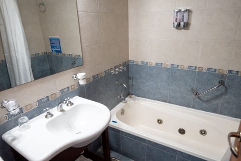 Combined shower/tub, jetted tub, free toiletries, hair dryer