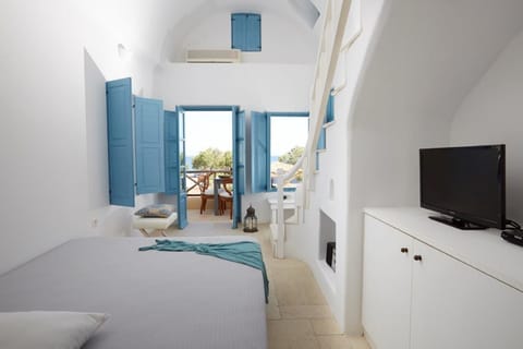 Suite with Balcony and Sea View | Egyptian cotton sheets, premium bedding, memory foam beds, minibar