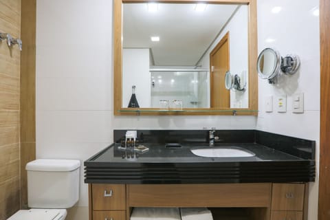 Suite Executiva Twin -Não Fumante | Bathroom | Shower, hair dryer, towels