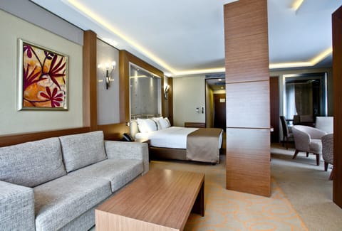 Suite, 1 King Bed, Jetted Tub | Minibar, in-room safe, desk, soundproofing