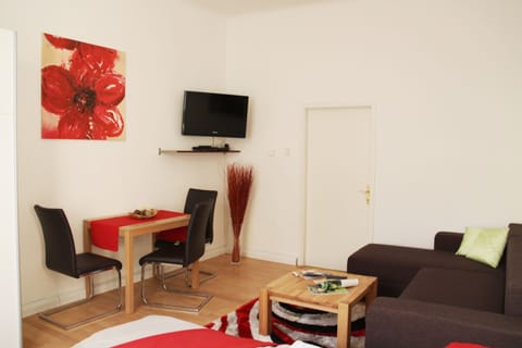 Standard Studio, Kitchen | Iron/ironing board, free cribs/infant beds, free WiFi, bed sheets