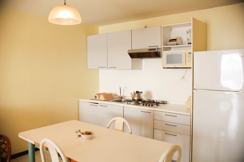 Studio, 1 Double Bed | Private kitchenette | Microwave, coffee/tea maker, cookware/dishes/utensils