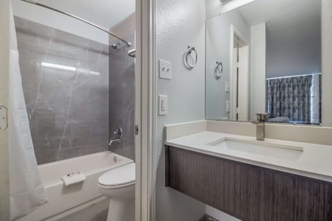 Combined shower/tub, towels