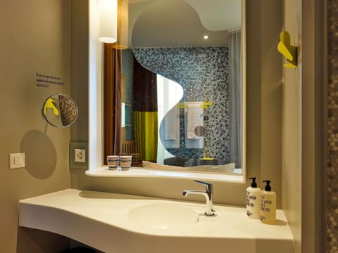 Extra Large | Bathroom | Designer toiletries, hair dryer, towels, soap