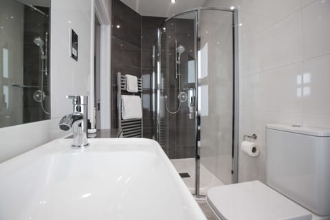 Suite | Bathroom | Shower, free toiletries, hair dryer, towels