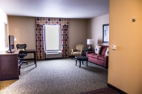 Suite, 1 King Bed | Desk, blackout drapes, iron/ironing board, free cribs/infant beds