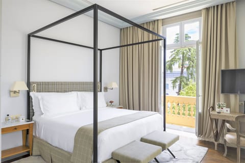 Junior Double or Twin Room, Garden View | Premium bedding, minibar, in-room safe, desk