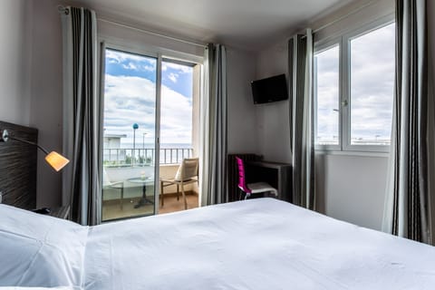 Double Room, Sea View | In-room safe, desk, blackout drapes, soundproofing